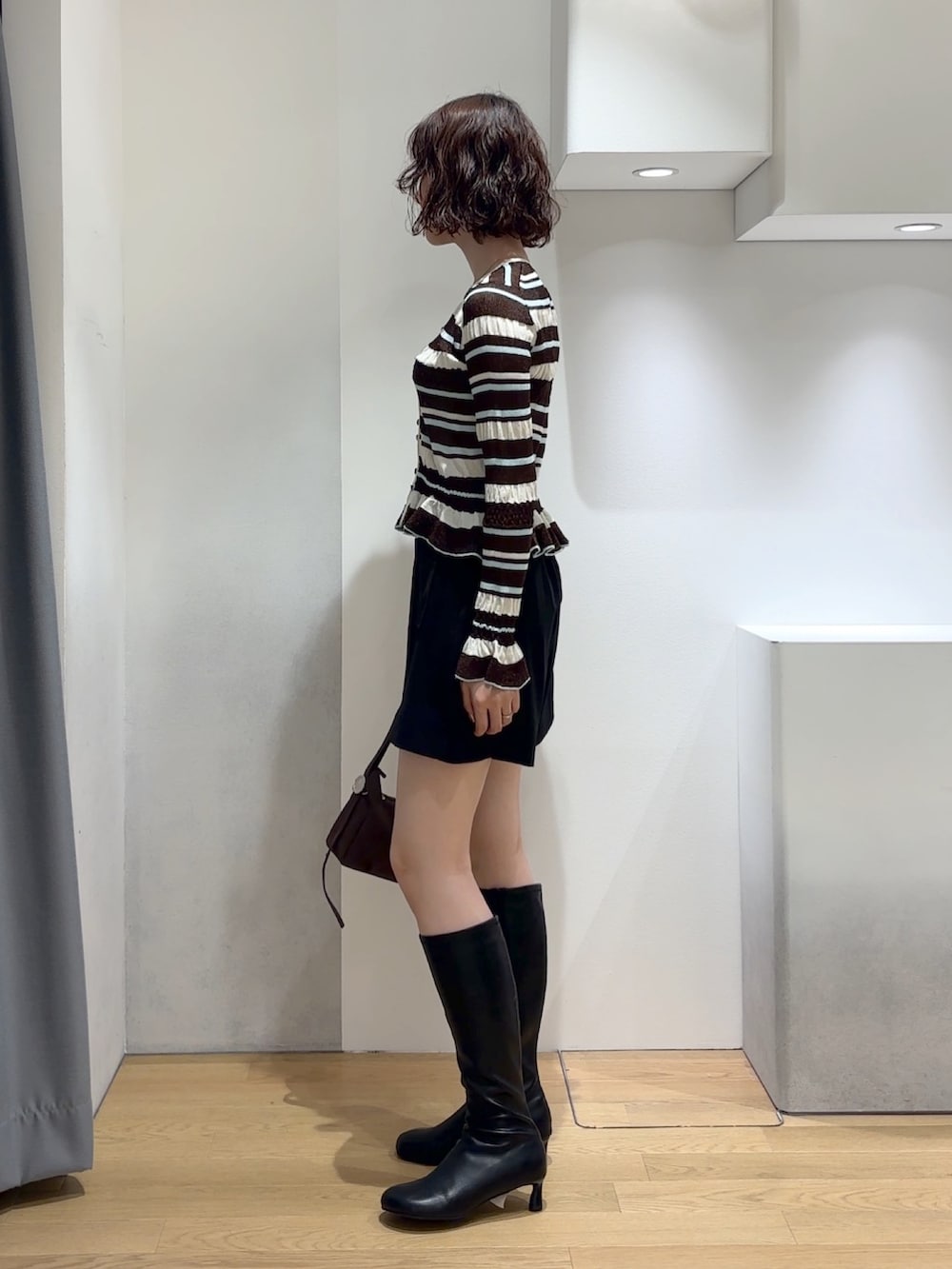 ブラック系のその他パンツ、ブラウン系のテーラードジャケット、ブラウン系のカーディガン/ボレロを着用したレディースの秋コーディネートの6枚目の写真