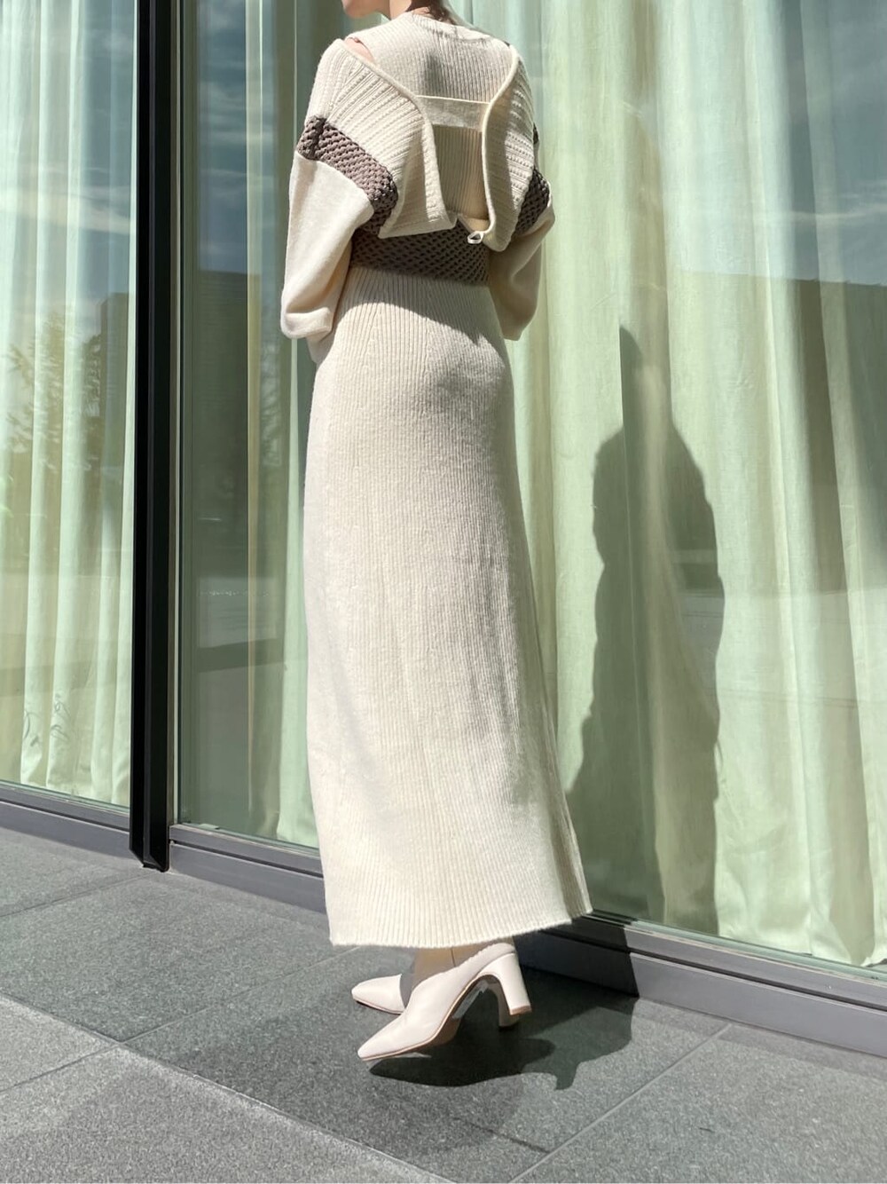 ホワイト系のその他シューズ、ブラウン系のその他アウター、ホワイト系のワンピースを着用したレディースの秋コーディネートの6枚目の写真