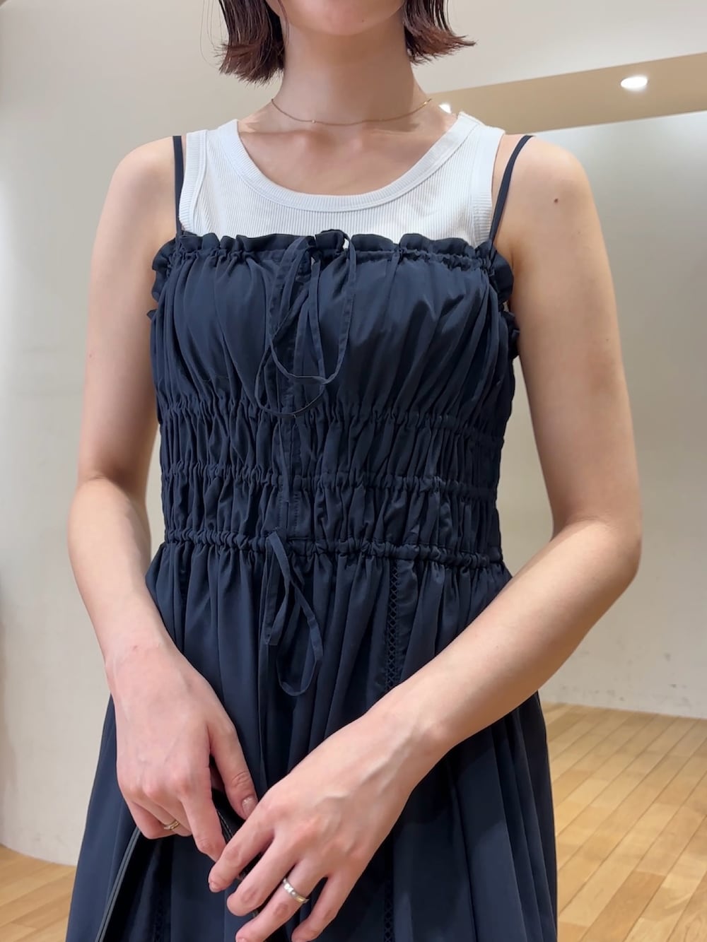 ブラウン系のサンダル、ブルー系のワンピース、ホワイト系のタンクトップを着用したレディースの夏コーディネートの5枚目の写真