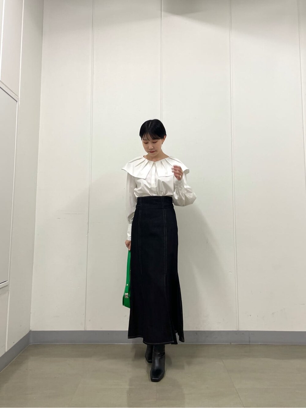 ホワイト系のシャツ/ブラウス、ブラック系のブーツ、ブラック系のスカートを着用したレディースの夏コーディネートの2枚目の写真