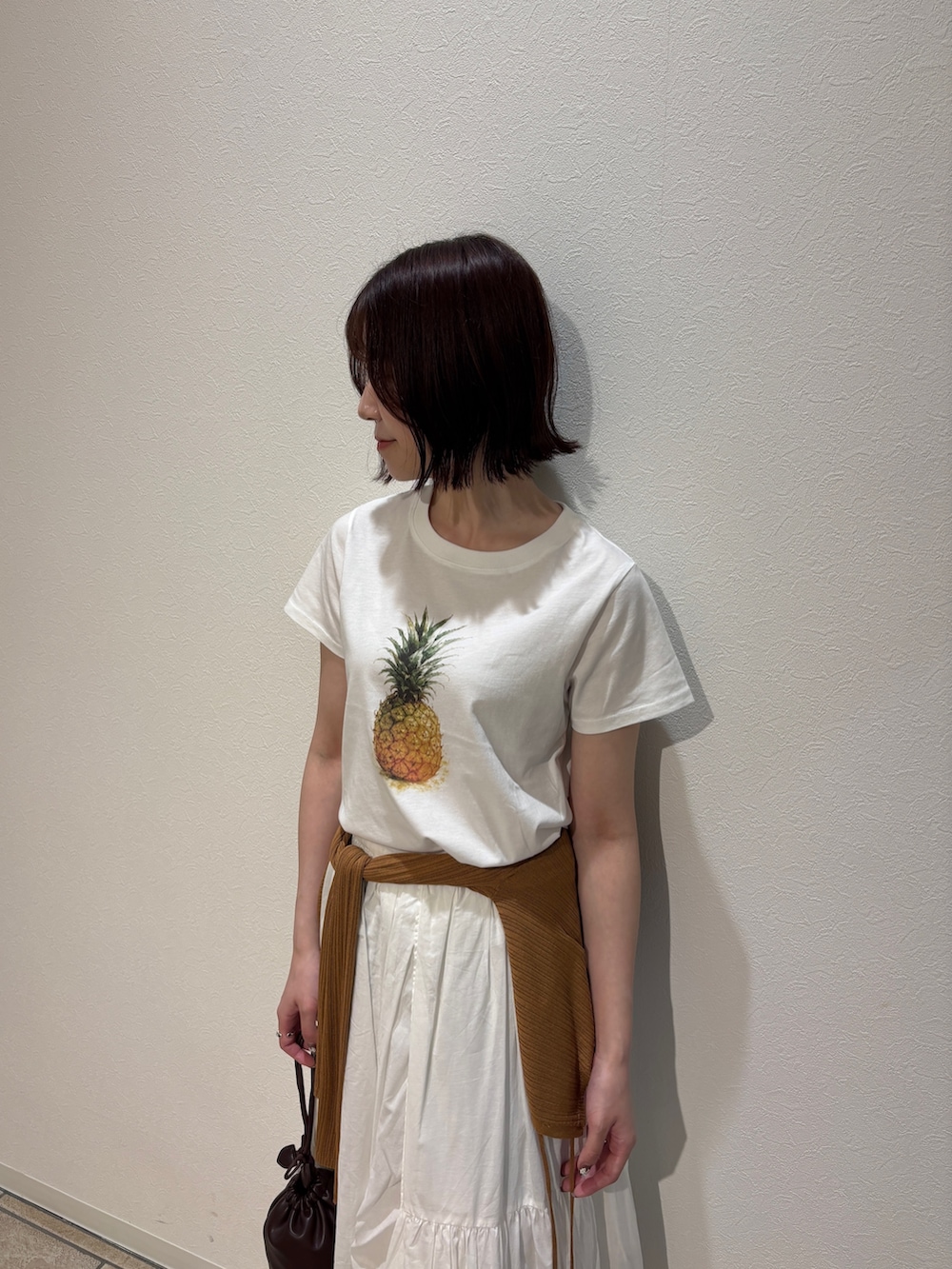 グリーン系のTシャツ/カットソー、ブラウン系のテーラードジャケット、ブラウン系のハンドバッグを着用したレディースの夏コーディネートの9枚目の写真