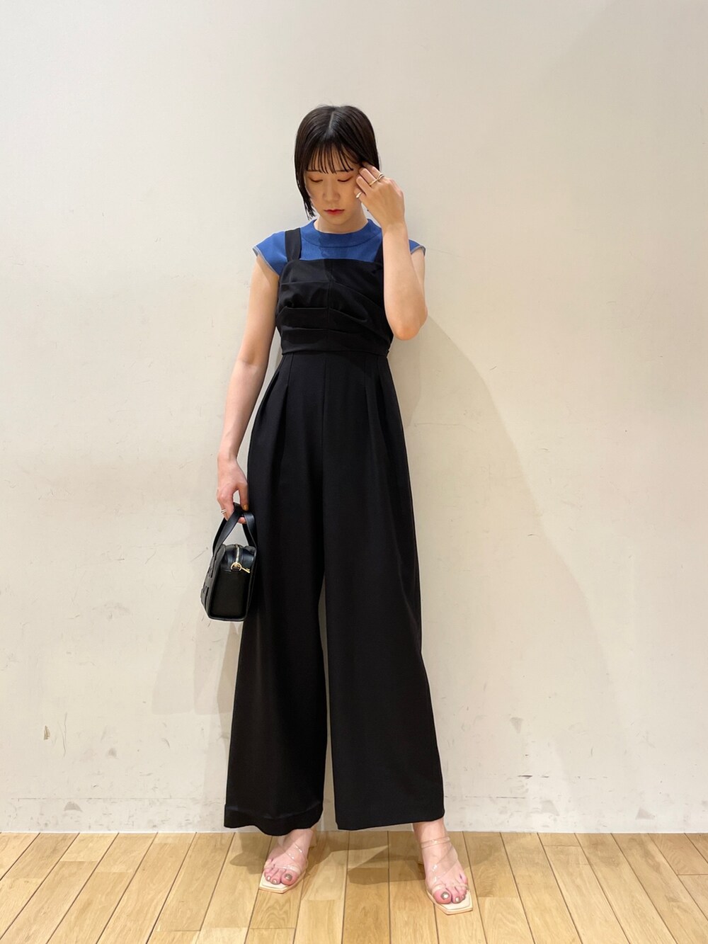 ブルー系のニット/セーター、ブラック系のショルダーバッグ、その他のサンダルを着用したレディースの夏コーディネートの2枚目の写真