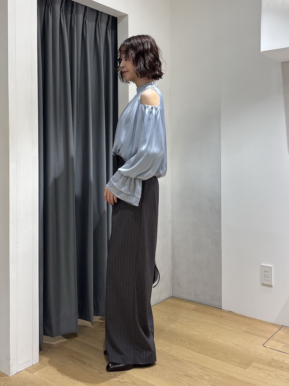 ブルー系のシャツ/ブラウス、グレー系のその他パンツ、ブラック系のハンドバッグを着用したレディースの秋コーディネートの3枚目の写真