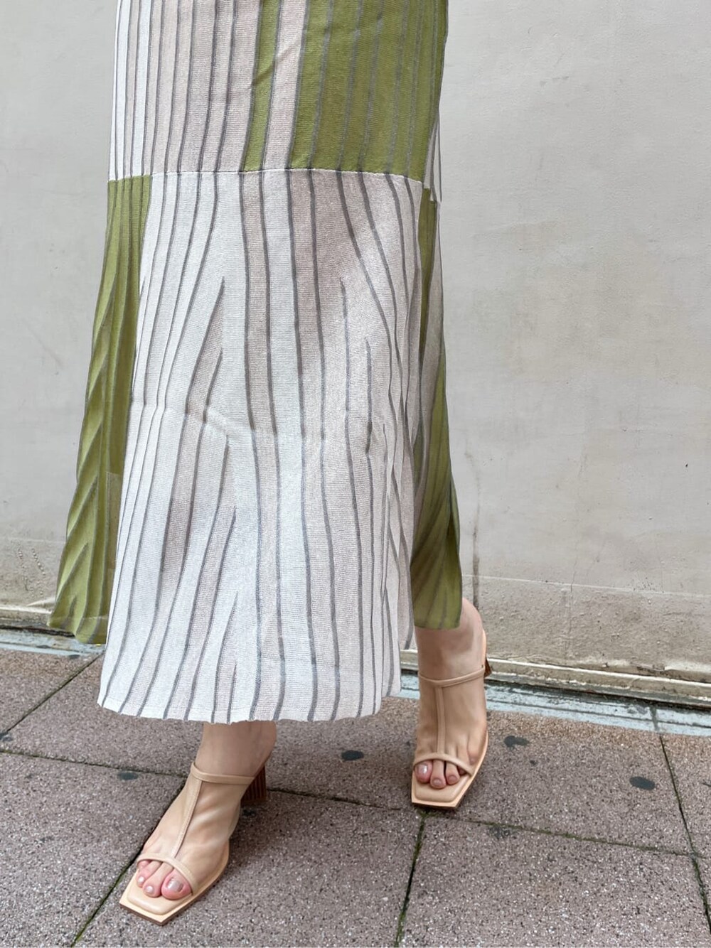 グリーン系のワンピース、グリーン系のカーディガン/ボレロ、ベージュ系のサンダルを着用したレディースの夏コーディネートの6枚目の写真