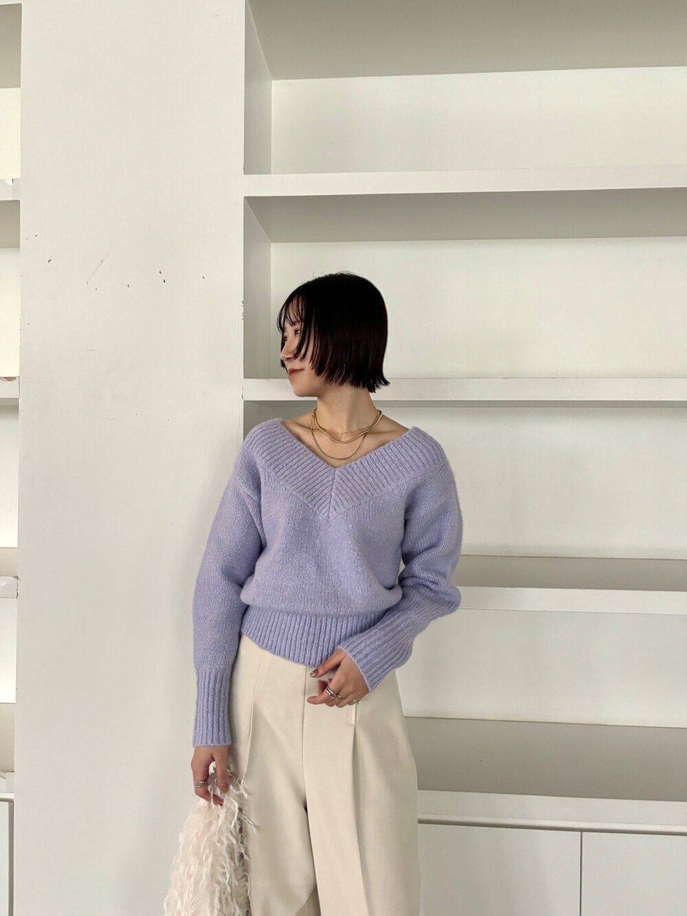 ホワイト系のその他パンツ、パープル系のニット/セーター、ブラック系のブーツを着用したレディースの冬コーディネートの5枚目の写真