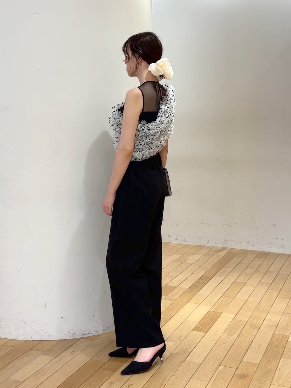 その他のパンツドレス、シルバー系のクラッチバッグ、ブラック系のパンプスを着用したレディースの夏コーディネートの2枚目の写真