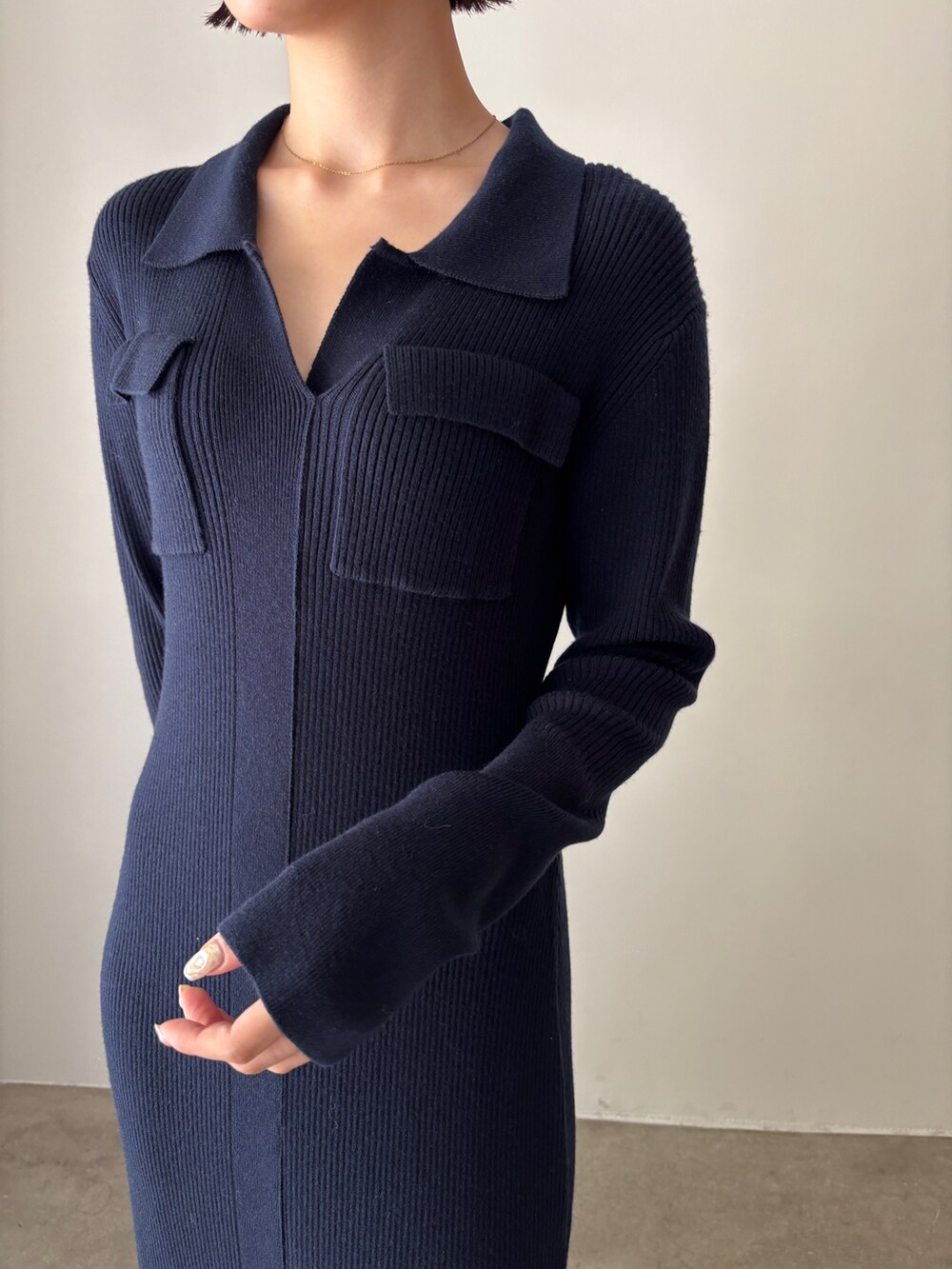 ブルー系のワンピース、ブラウン系のテーラードジャケット、ブラック系のブーツを着用したレディースの秋コーディネートの6枚目の写真