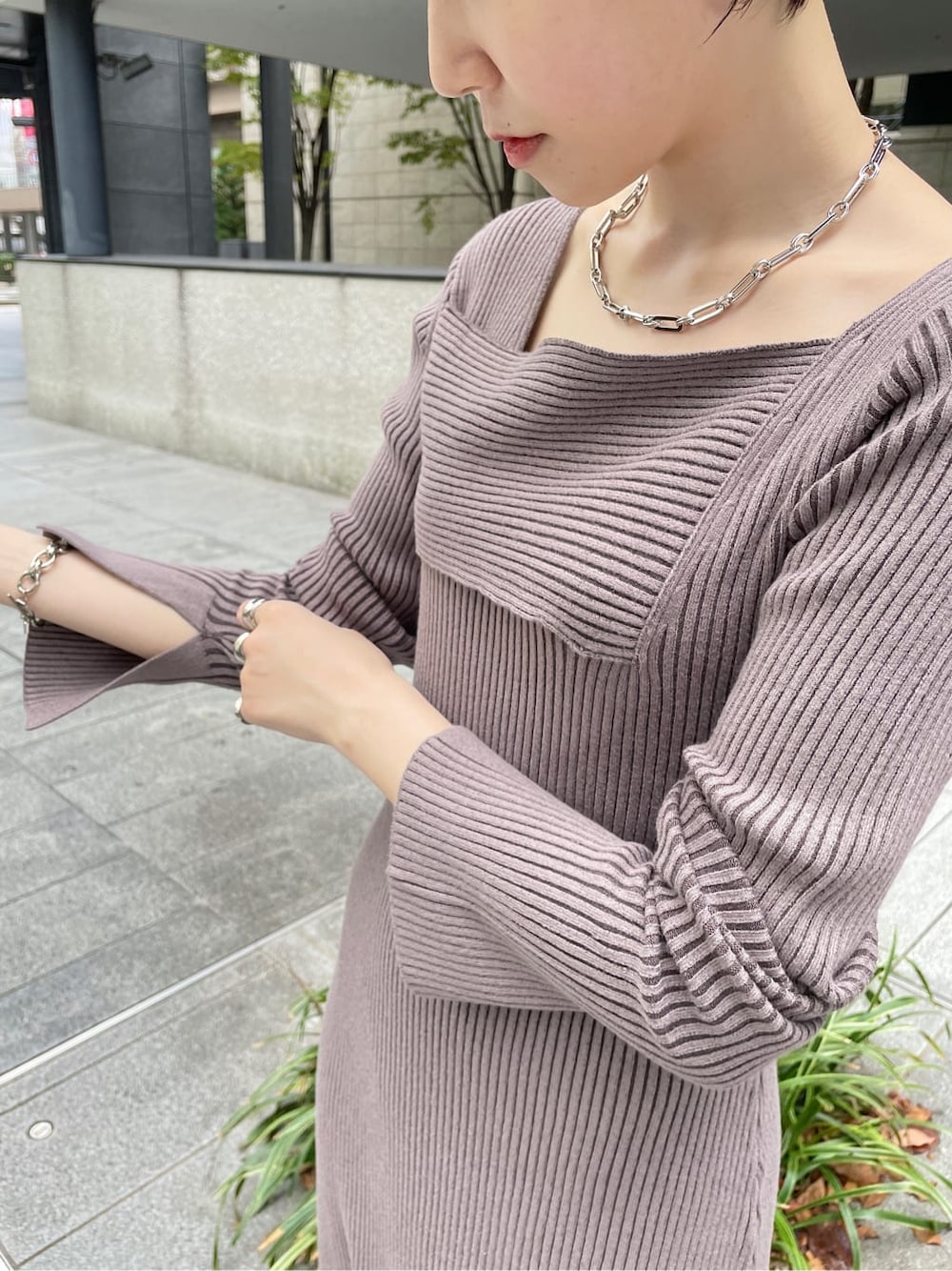 ホワイト系のその他シューズ、ベージュ系のその他アウター、ベージュ系のワンピースを着用したレディースの冬コーディネートの7枚目の写真