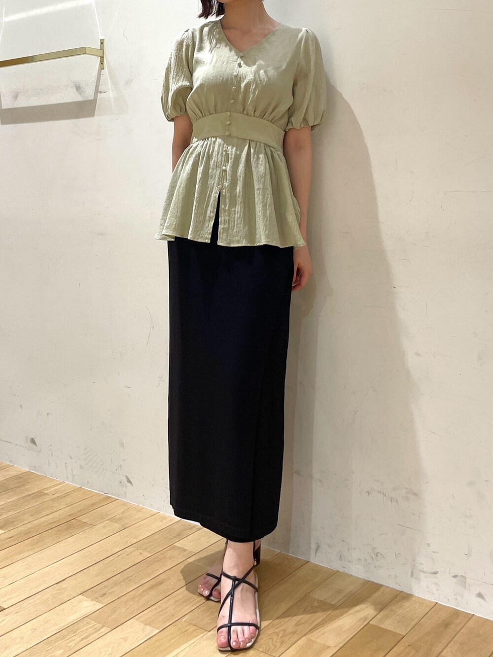 ブラック系のサンダル、グリーン系のシャツ/ブラウス、ブラック系のスカートを着用したレディースの夏コーディネートの4枚目の写真