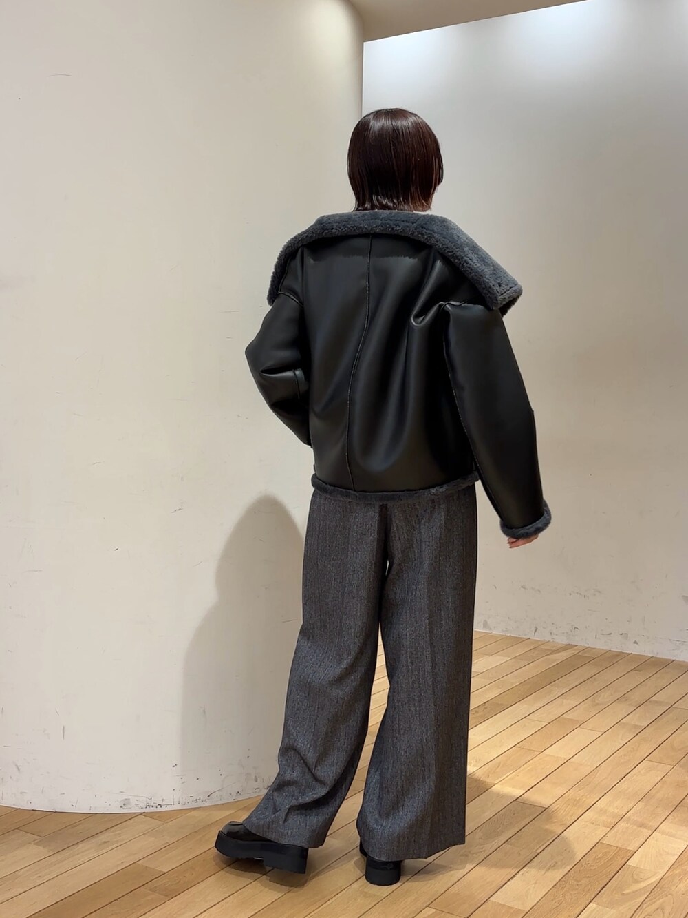 グレー系のニット/セーター、グレー系のその他パンツ、グレー系のムートンコートを着用したレディースの冬コーディネートの4枚目の写真