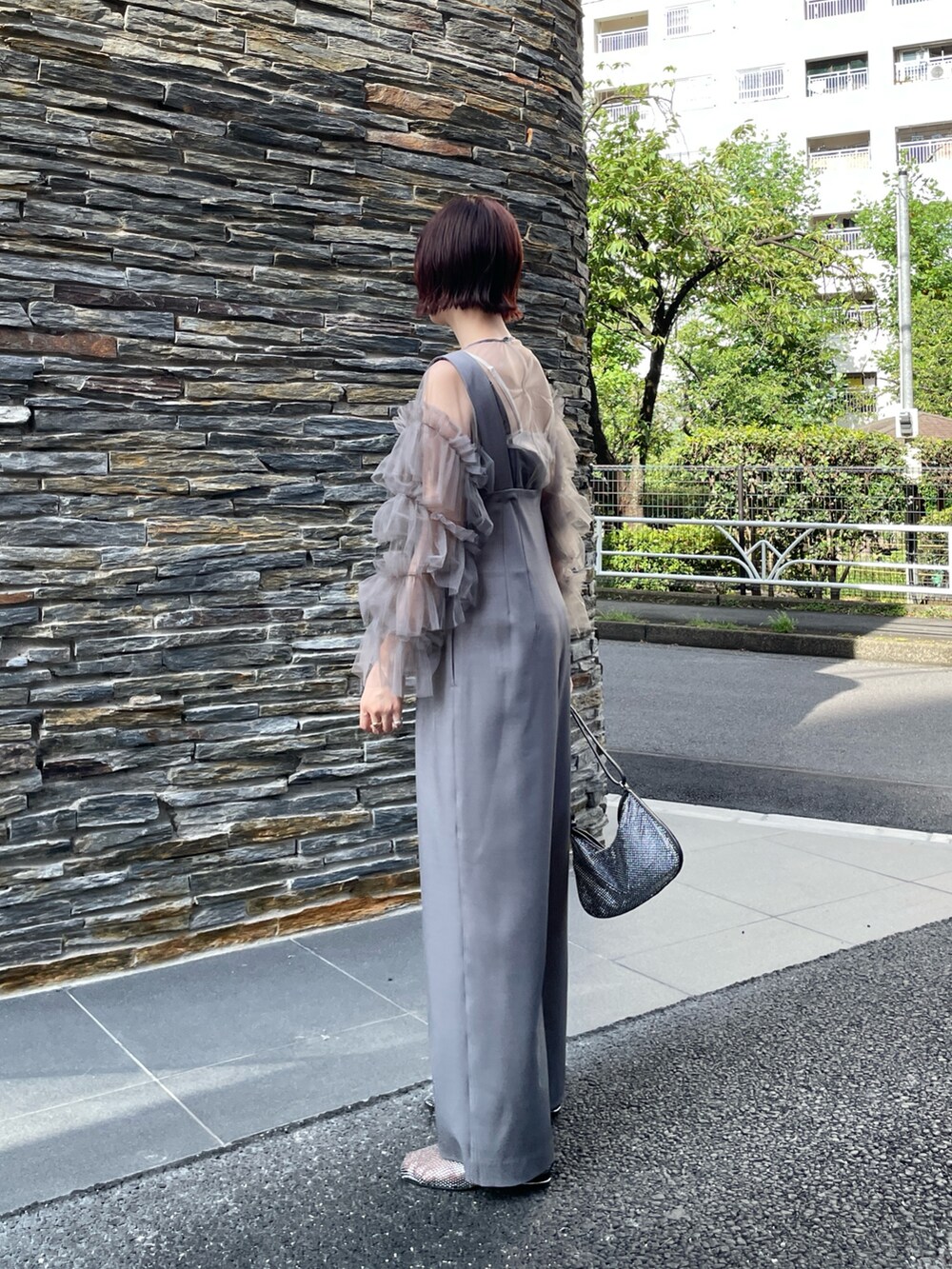 グレー系のその他パンツ、グレー系のシャツ/ブラウス、ブラック系のハンドバッグを着用したレディースの秋コーディネートの4枚目の写真