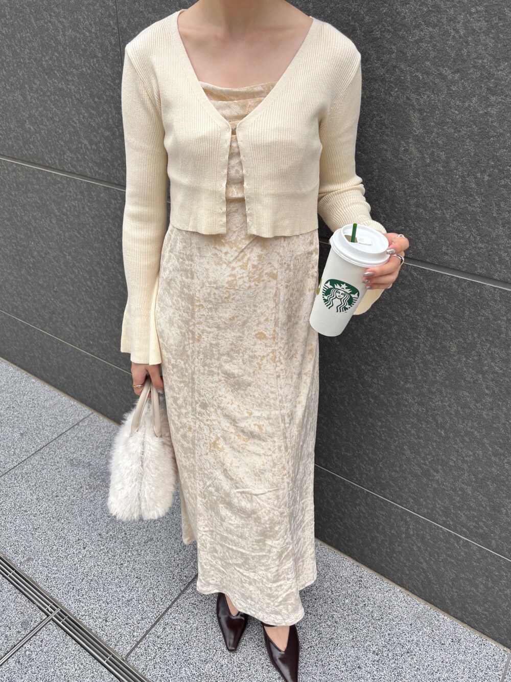 ベージュ系のワンピース、ホワイト系のボストンバッグ、ブラウン系のパンプスを着用したレディースの秋コーディネートの6枚目の写真