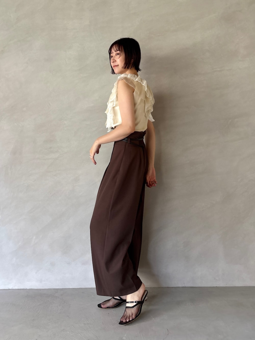 ブラウン系のその他パンツ、ホワイト系のニット/セーターを着用したレディースの夏コーディネートの2枚目の写真