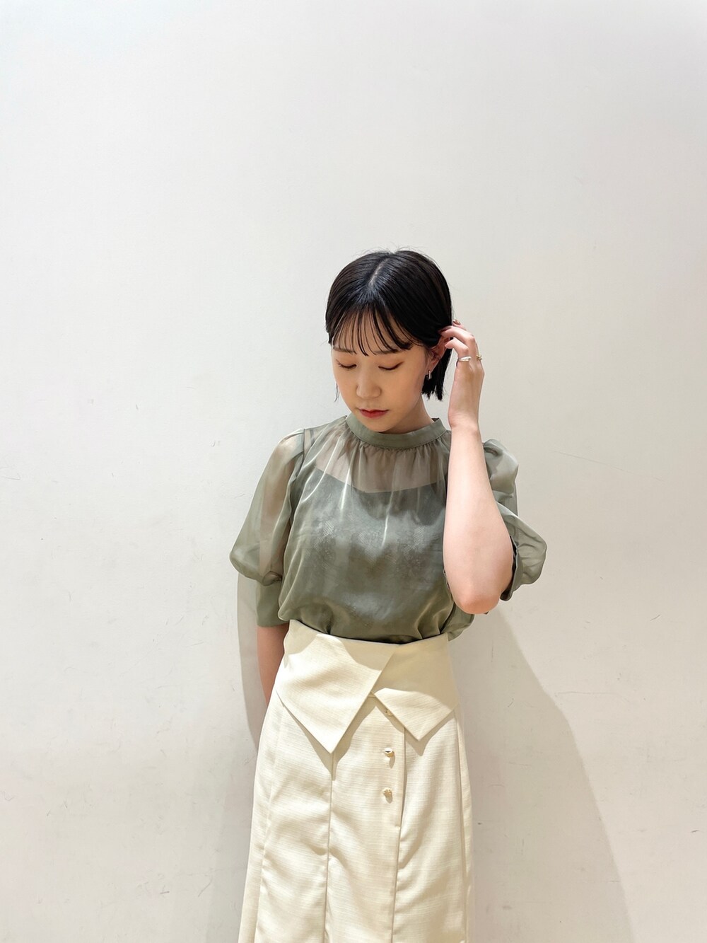 グリーン系のシャツ/ブラウス、ホワイト系のスカート、ホワイト系のショルダーバッグを着用したレディースの夏コーディネートの6枚目の写真