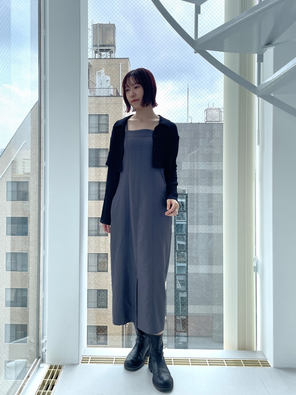 グレー系のワンピースを着用したレディースの夏コーディネートの2枚目の写真