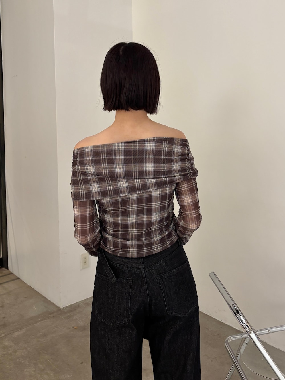 ブラウン系のシャツ/ブラウス、ブラウン系のハンドバッグ、ブラック系のデニムパンツを着用したレディースの春コーディネートの4枚目の写真