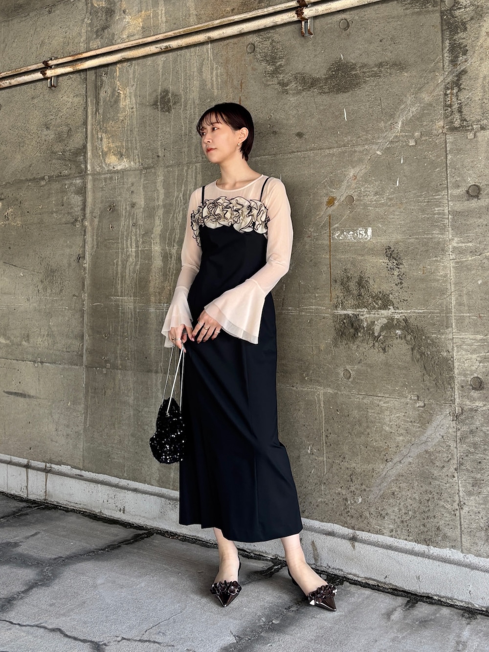 「結婚式 ワンピース、結婚式コーデ、二次会ドレス、二次会コーデ、お呼ばれコーデ、お呼ばれドレス、謝恩会、同窓会コーデ、同窓会ドレス、キャミワンピース、シアートップス、ブラックコーデ、ワンピースコーデ、春コーデ」｜「LAGUNAMOONのLADYコサージュキャミワンピース（ドレス、ブラック系）」を使った、MASAKI KISEさん（レディース・168cm）の春コーディネートの2枚目の写真