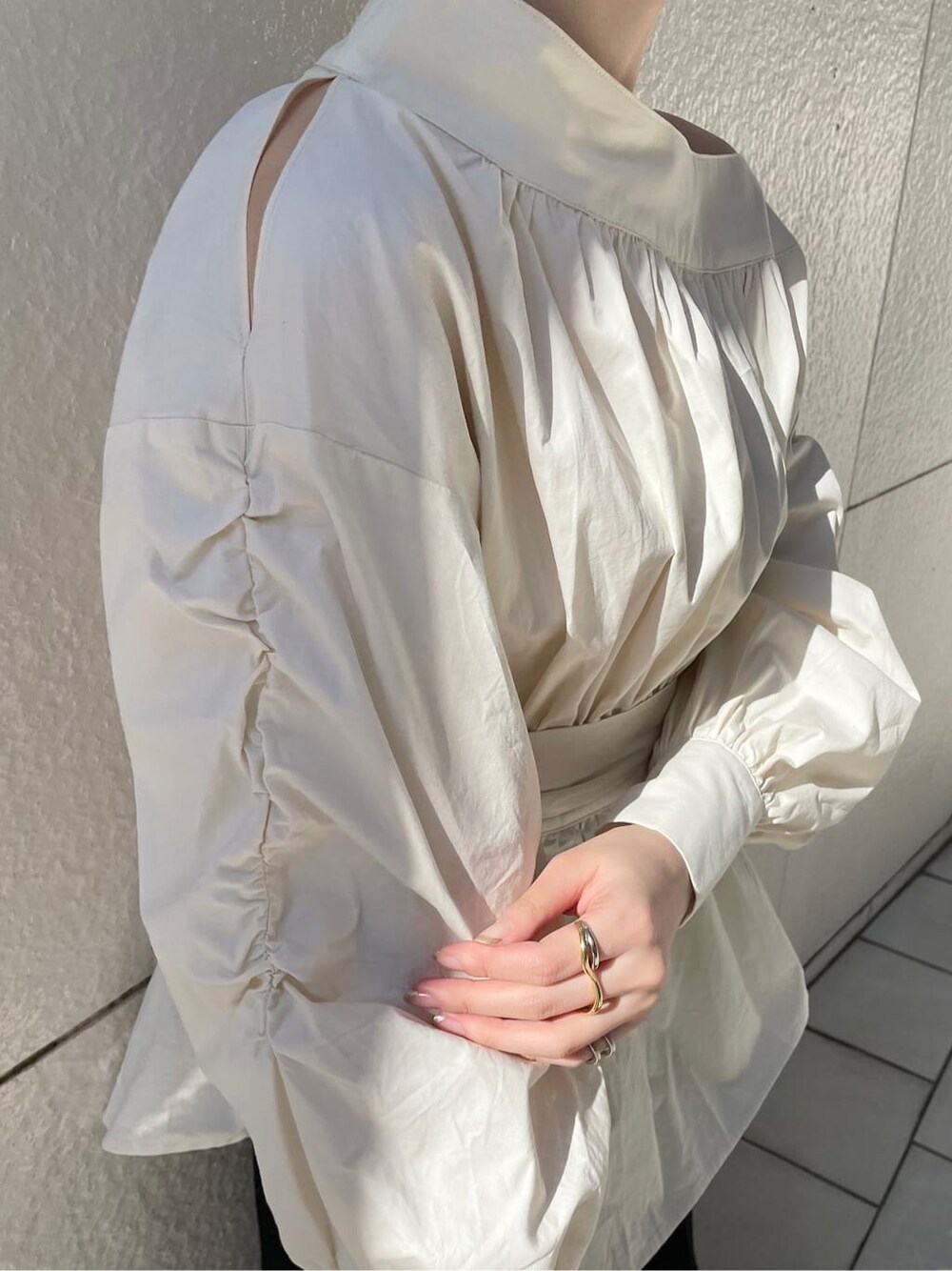 ブラック系のその他シューズ、ホワイト系のシャツ/ブラウス、ブラック系のスカートを着用したレディースの冬コーディネートの8枚目の写真