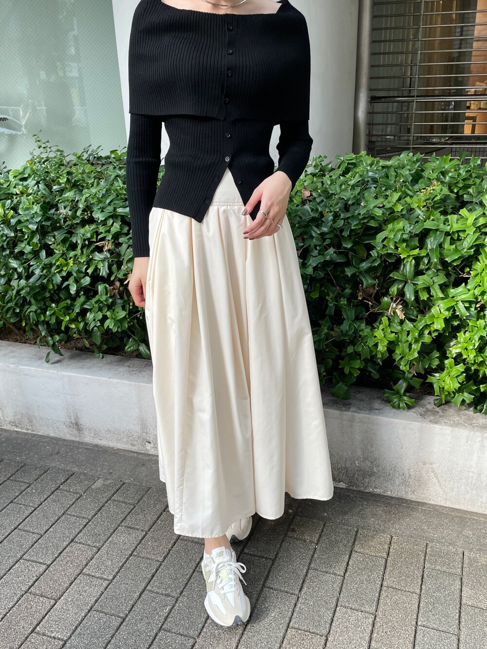 ホワイト系のスカート、ブラック系のニット/セーターを着用したレディースの冬コーディネートの5枚目の写真