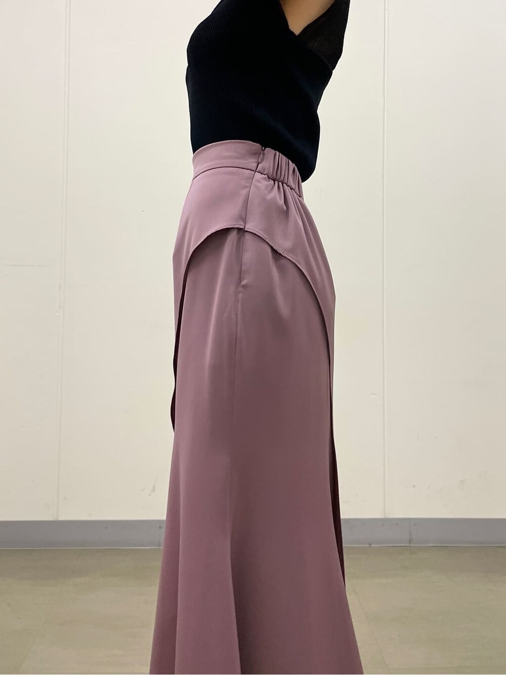 ピンク系のスカート、ホワイト系のサンダル、ブラック系のニット/セーターを着用したレディースの夏コーディネートの7枚目の写真