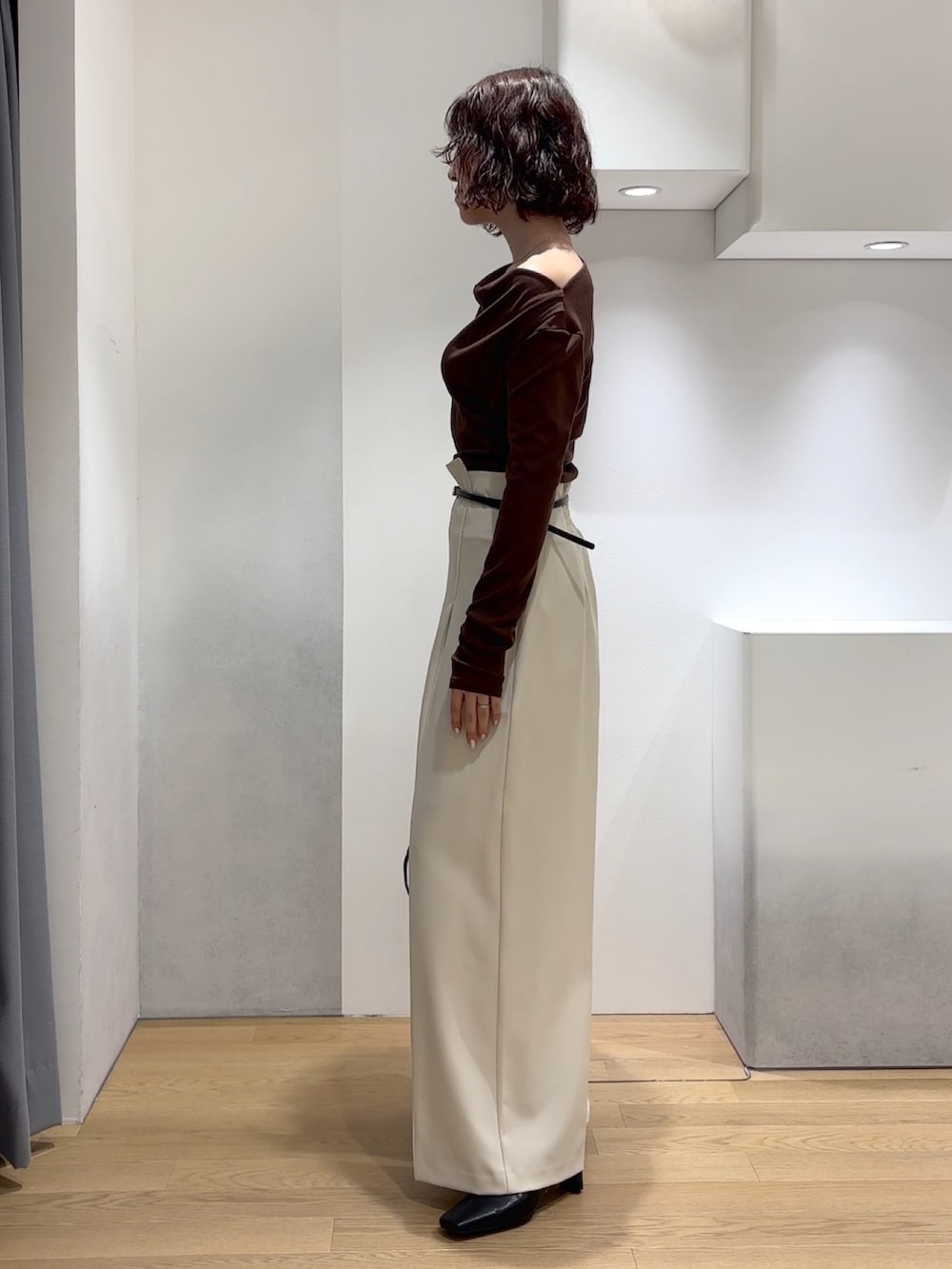 ホワイト系のその他パンツ、ブラウン系のニット/セーター、ブラウン系のハンドバッグを着用したレディースの秋コーディネートの2枚目の写真