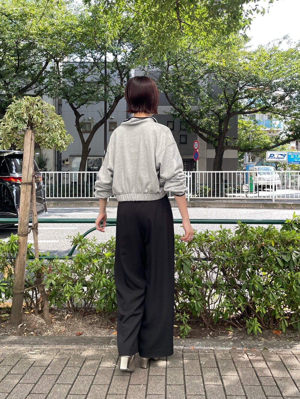 ブラック系のその他パンツ、グレー系のスウェット、シルバー系のブーツを着用したレディースの秋コーディネートの4枚目の写真