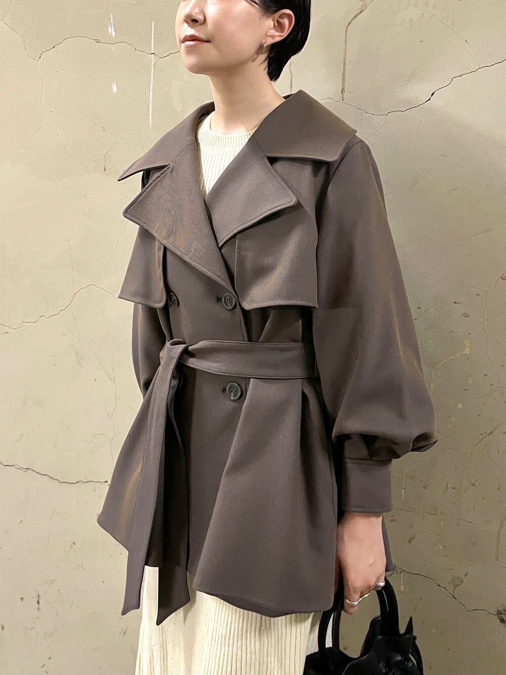 ブラック系のブーツ、ブラック系のハンドバッグ、ブラウン系のその他アウターを着用したレディースの秋コーディネートの7枚目の写真