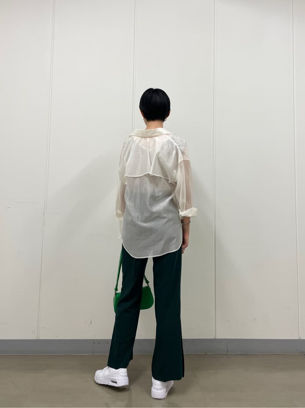 ホワイト系のシャツ/ブラウス、グリーン系のその他パンツ、ホワイト系のスニーカーを着用したレディースの夏コーディネートの6枚目の写真