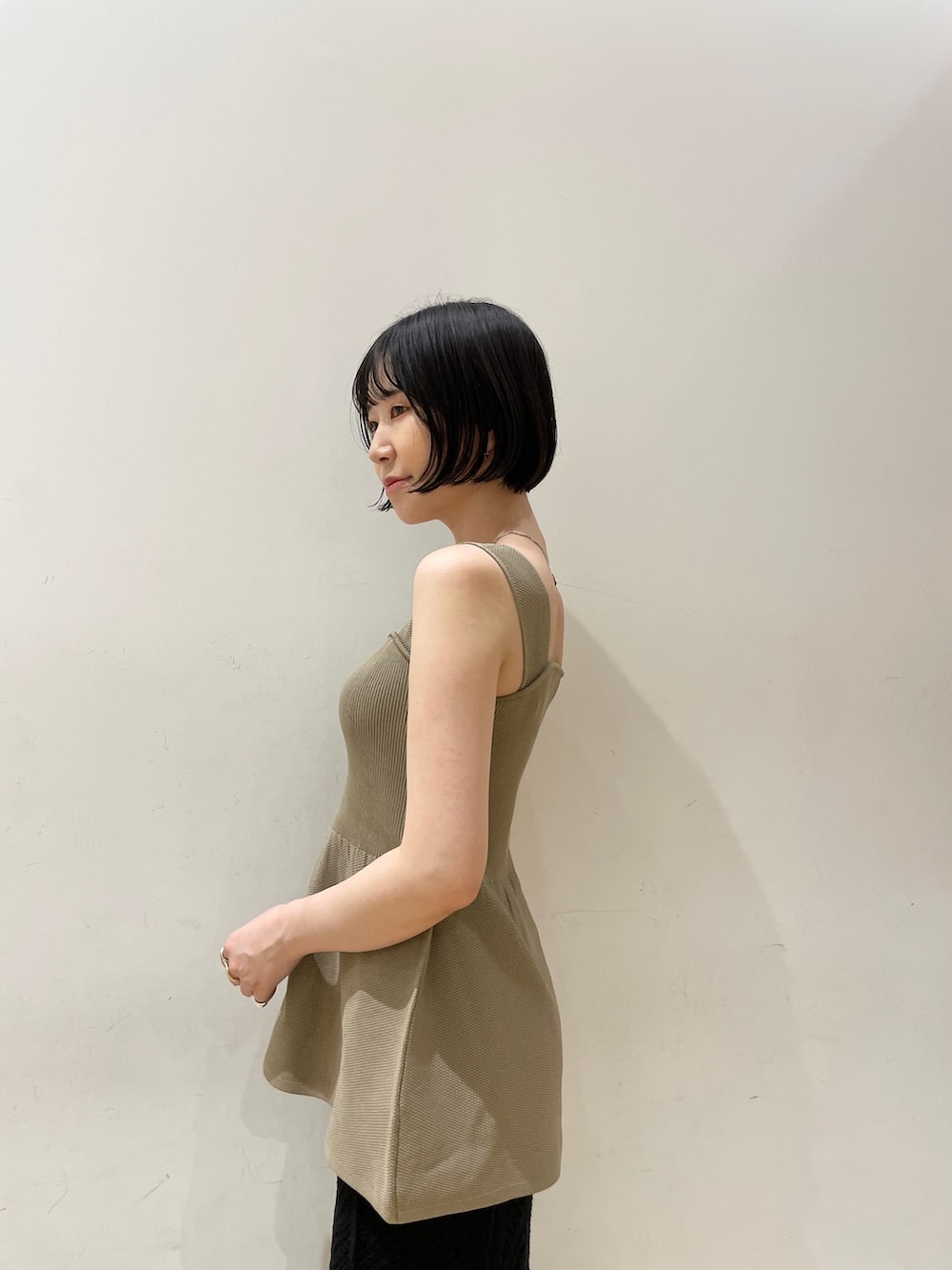 ブラック系のスカート、ブラック系のショルダーバッグ、その他のサンダルを着用したレディースの夏コーディネートの6枚目の写真