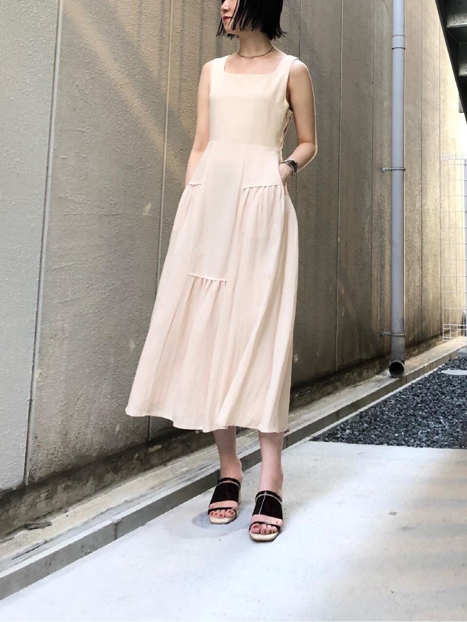 その他のその他シューズ、ホワイト系のワンピースを着用したレディースの夏コーディネートの4枚目の写真