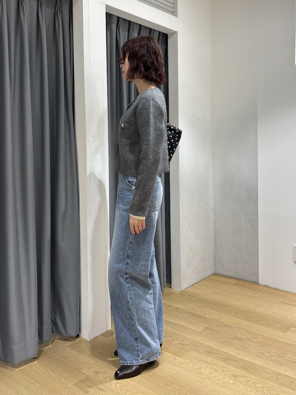 ブルー系のデニムパンツ、ホワイト系のTシャツ/カットソー、ブラウン系のパンプスを着用したレディースの秋コーディネートの3枚目の写真