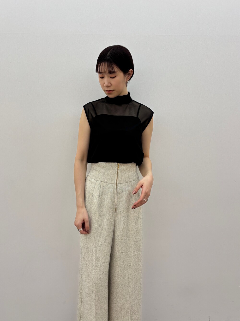 ホワイト系のその他パンツ、ホワイト系のサンダル、ブラック系のTシャツ/カットソーを着用したレディースの春コーディネートの5枚目の写真