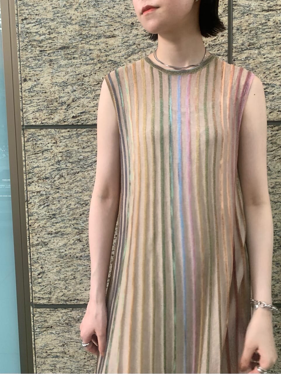 ベージュ系のワンピース、イエロー系のサンダル、ブラック系のカーディガン/ボレロを着用したレディースの夏コーディネートの5枚目の写真