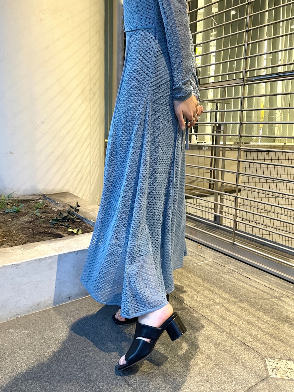 ブルー系のワンピースを着用したレディースの冬コーディネートの8枚目の写真