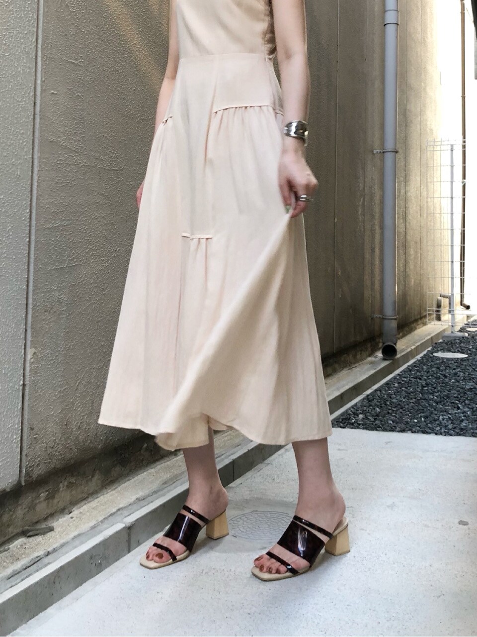 その他のその他シューズ、ホワイト系のワンピースを着用したレディースの夏コーディネートの7枚目の写真