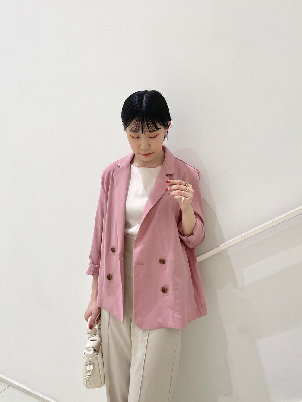 ピンク系のテーラードジャケット、ホワイト系のその他パンツ、ホワイト系のニット/セーターを着用したレディースの春コーディネートの6枚目の写真