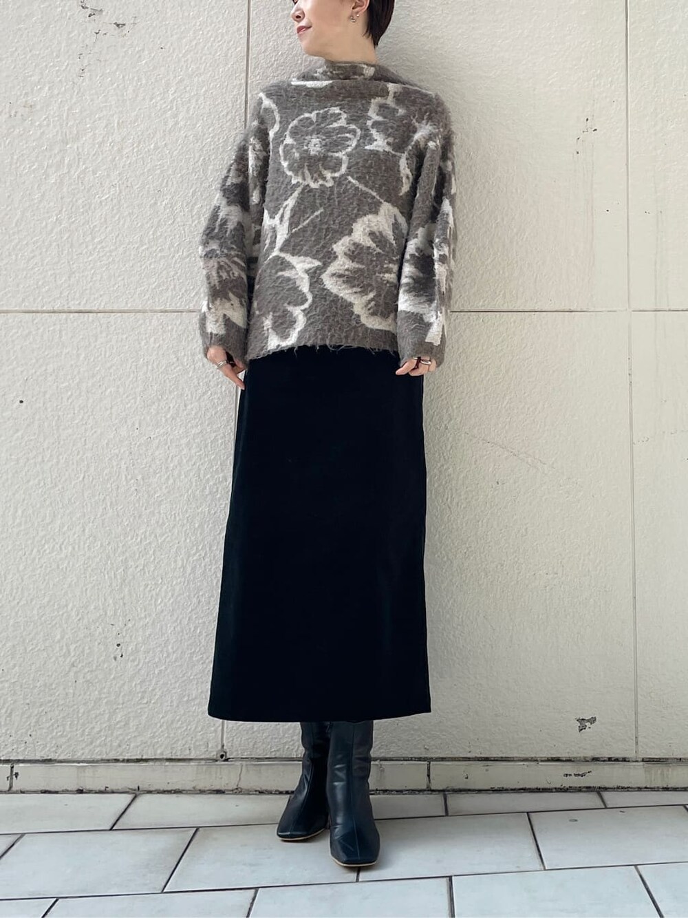 ブラック系のスカート、ブラック系のその他シューズ、ベージュ系のニット/セーターを着用したレディースの冬コーディネートの2枚目の写真