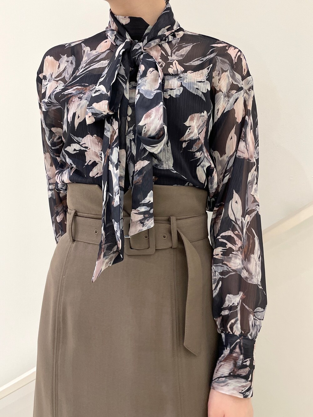 ブラウン系のスカート、ブルー系のシャツ/ブラウス、グリーン系のショルダーバッグを着用したレディースの春コーディネートの6枚目の写真