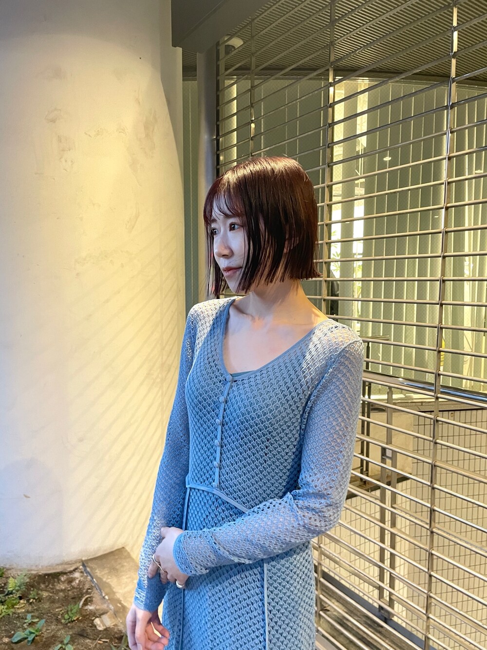 ブルー系のワンピースを着用したレディースの冬コーディネートの6枚目の写真