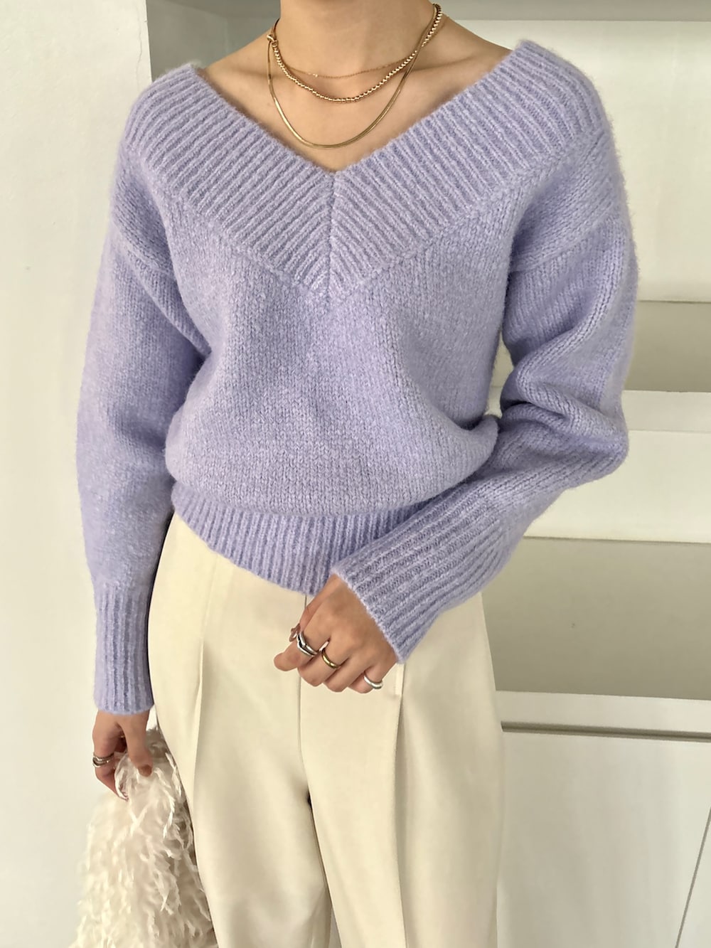 ホワイト系のその他パンツ、パープル系のニット/セーター、ブラック系のブーツを着用したレディースの冬コーディネートの6枚目の写真