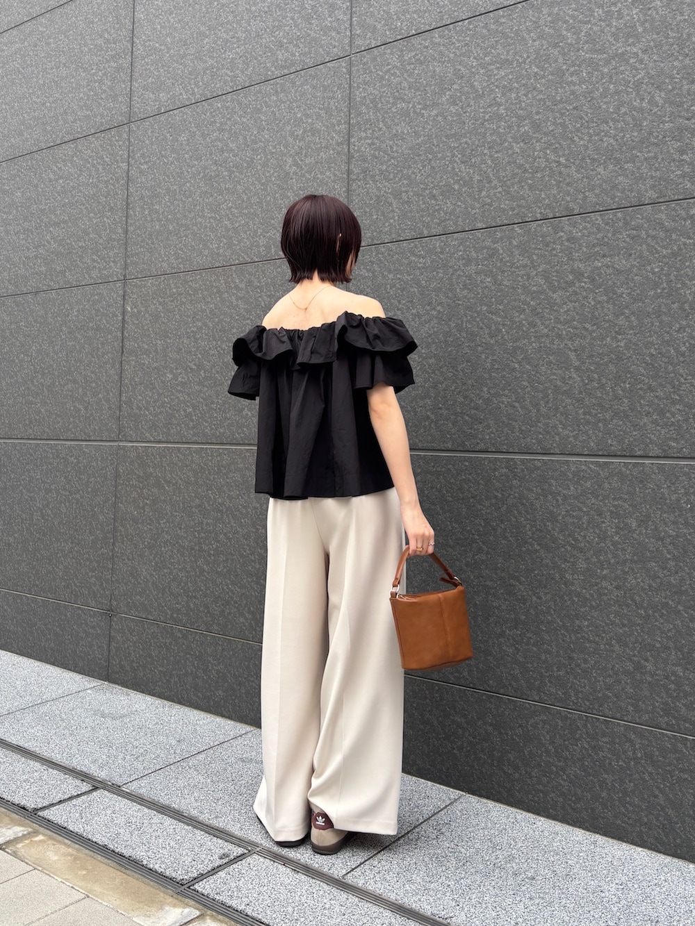 ホワイト系のその他パンツ、イエロー系のハンドバッグ、ブラック系のシャツ/ブラウスを着用したレディースの冬コーディネートの4枚目の写真