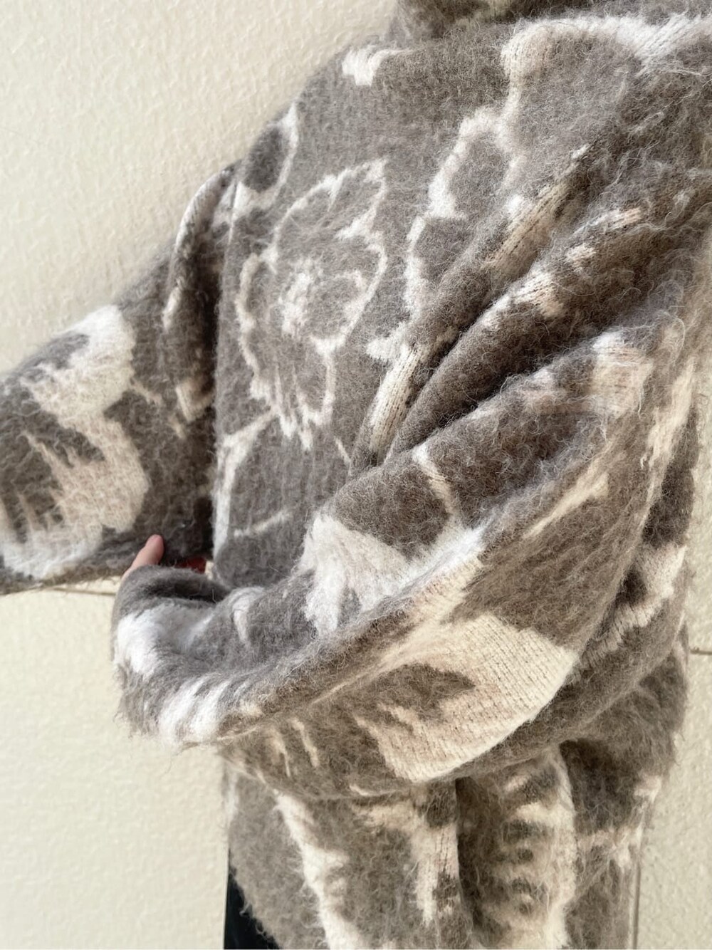 ブラック系のスカート、ブラック系のその他シューズ、ベージュ系のニット/セーターを着用したレディースの冬コーディネートの6枚目の写真