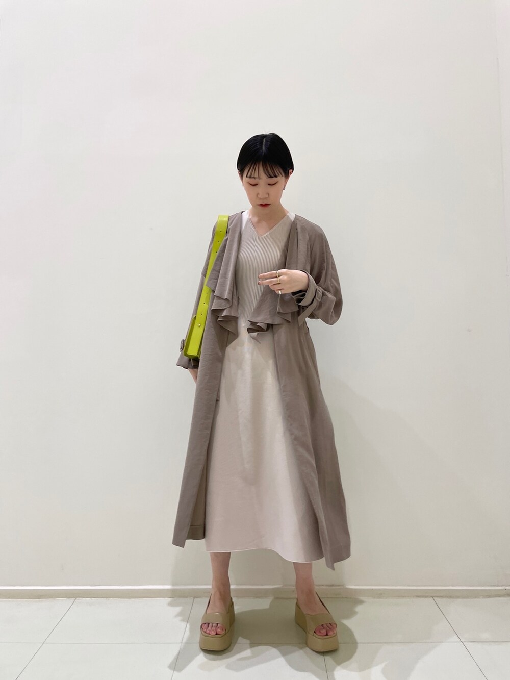 ベージュ系のサンダル、グリーン系のショルダーバッグ、グレー系のワンピースを着用したレディースの春コーディネートの6枚目の写真