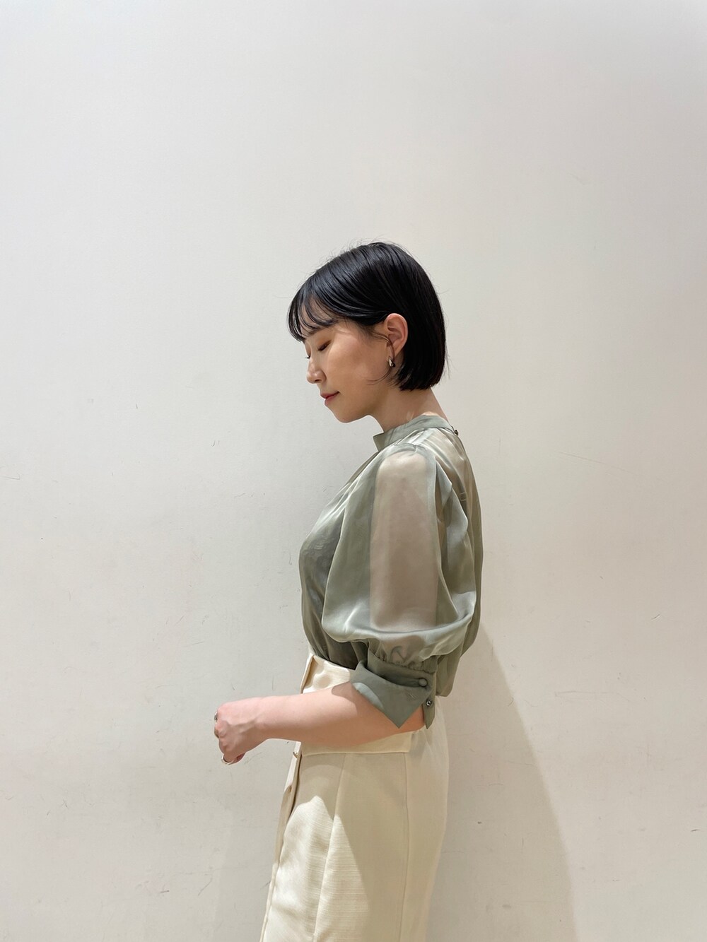 グリーン系のシャツ/ブラウス、ホワイト系のスカート、ホワイト系のショルダーバッグを着用したレディースの夏コーディネートの7枚目の写真