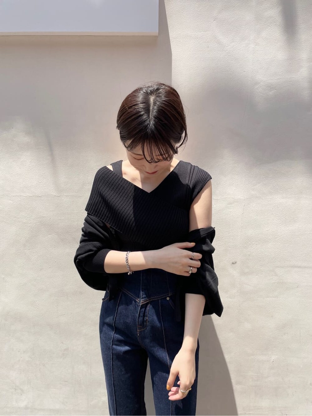 ブラック系のカーディガン/ボレロ、ベージュ系のサンダル、ブルー系のデニムパンツを着用したレディースの夏コーディネートの6枚目の写真