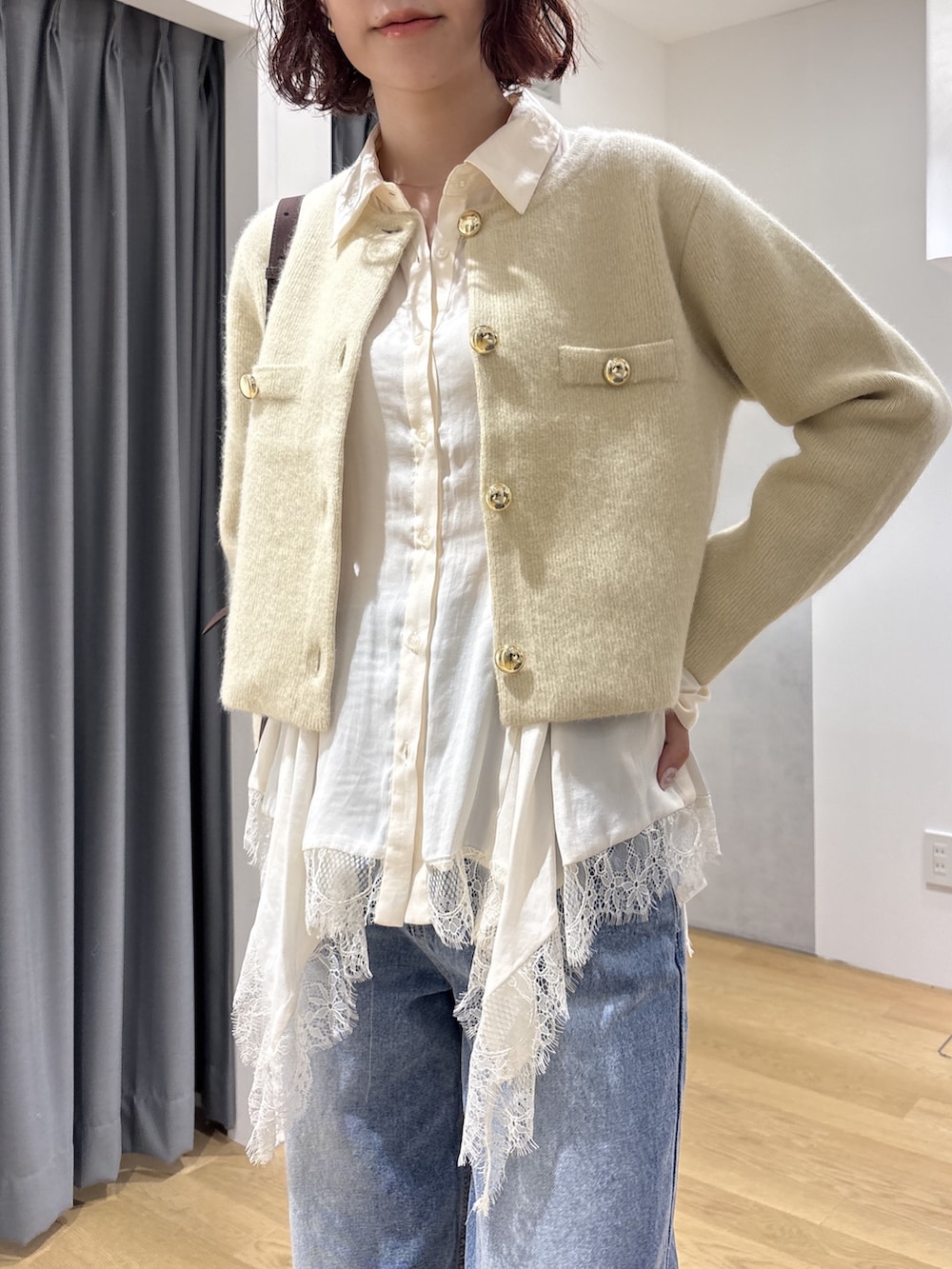 ホワイト系のシャツ/ブラウス、イエロー系のノーカラージャケット、ブルー系のデニムパンツを着用したレディースの秋コーディネートの5枚目の写真