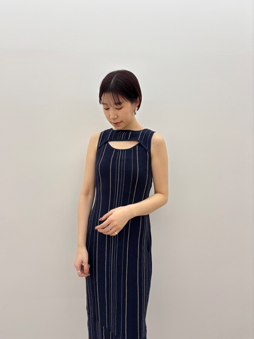 ブルー系のワンピース、ホワイト系のサンダル、シルバー系のピアス（両耳用）を着用したレディースの春コーディネートの5枚目の写真