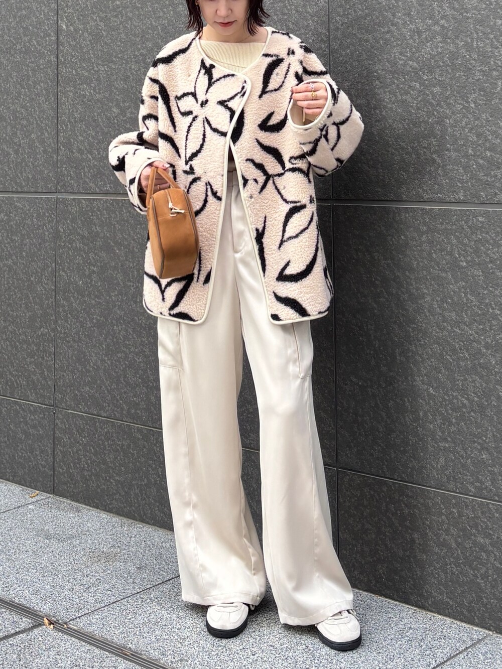 ホワイト系のブルゾン、ホワイト系のニット/セーター、ホワイト系のカーゴパンツを着用したレディースの冬コーディネートの2枚目の写真