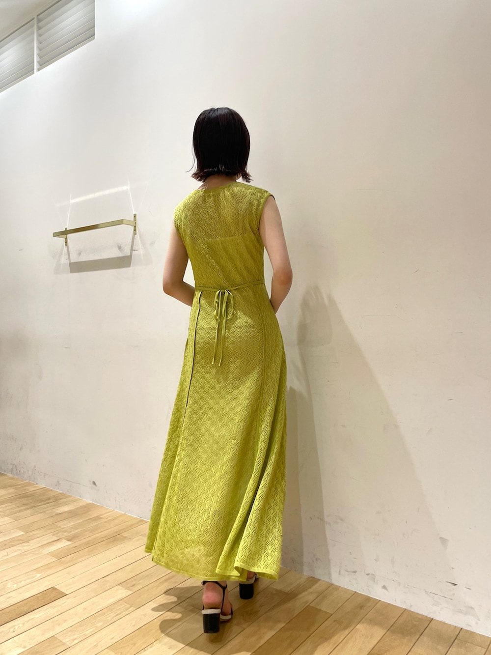 ブラック系のサンダル、グリーン系のワンピースを着用したレディースの夏コーディネートの4枚目の写真