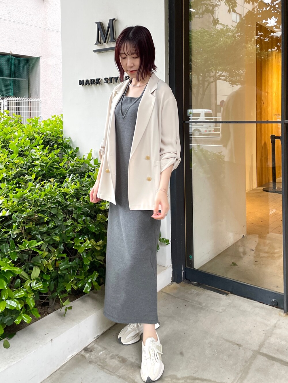 グレー系のワンピース、シルバー系のネックレスを着用したレディースの春コーディネートの6枚目の写真